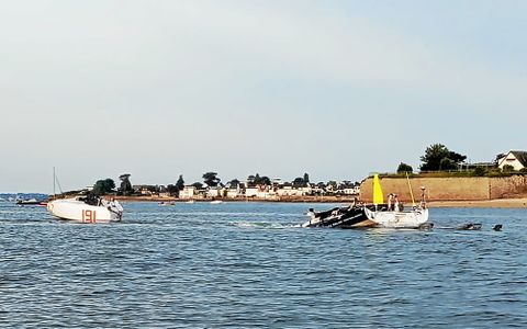 Le convoyage passe devant Larmor-Plage.