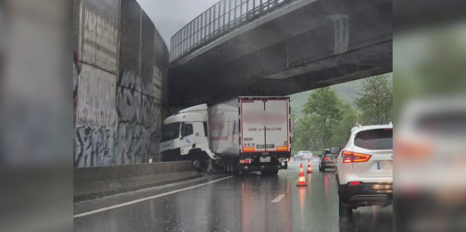 Saint-Étienne : un poids lourd s'encastre sous le viaduc de Terrenoire, la RN488 fermée