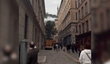 [VIDEO] Incendie dans le Vieux-Lyon, les pompiers sont sur place