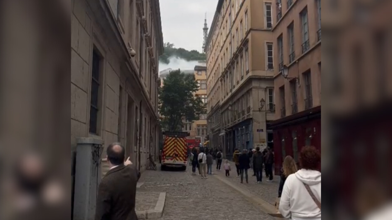 [VIDEO] Incendie dans le Vieux-Lyon, les pompiers sont sur place