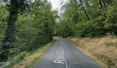 Une route coupée après un glissement de terrain au sud de Lyon