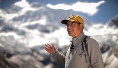 Saul Luciano Lliuya devant le lac Palcacocha, situé à 4.650 mètres d'altitude à Huaraz, dans le nord-est du Pérou, le 23 mai 2022