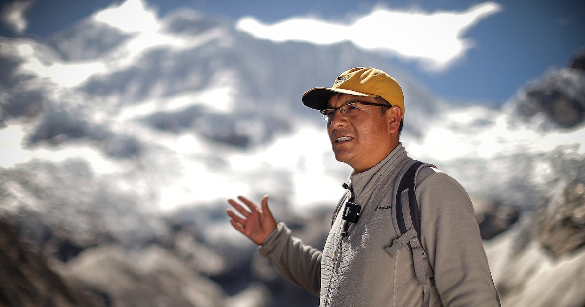 Saul Luciano Lliuya devant le lac Palcacocha, situé à 4.650 mètres d'altitude à Huaraz, dans le nord-est du Pérou, le 23 mai 2022