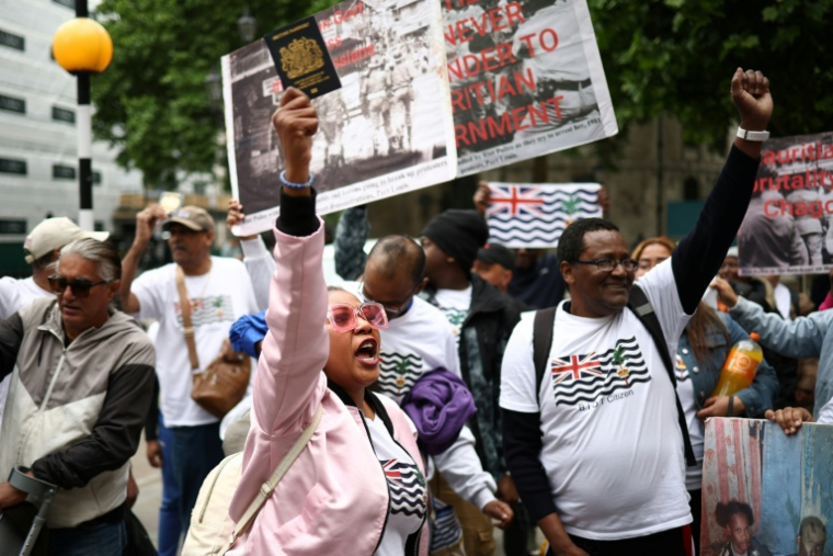Des membres de la communauté chagossienne protestent devant la Haute Cour de Londres contre la signature de l'accord de restitution des îles de Chagos à Maurice le 22 mai 2025 à Londres    ( AFP / HENRY NICHOLLS )