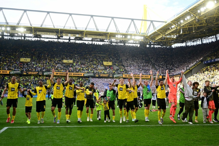 La joie des joueurs de Dortmund, vainqueurs à domicile de Kiel et qualifiés pour la Ligue des champions la saison prochaine, le 17 mai 2025 (INA FASSBENDER)