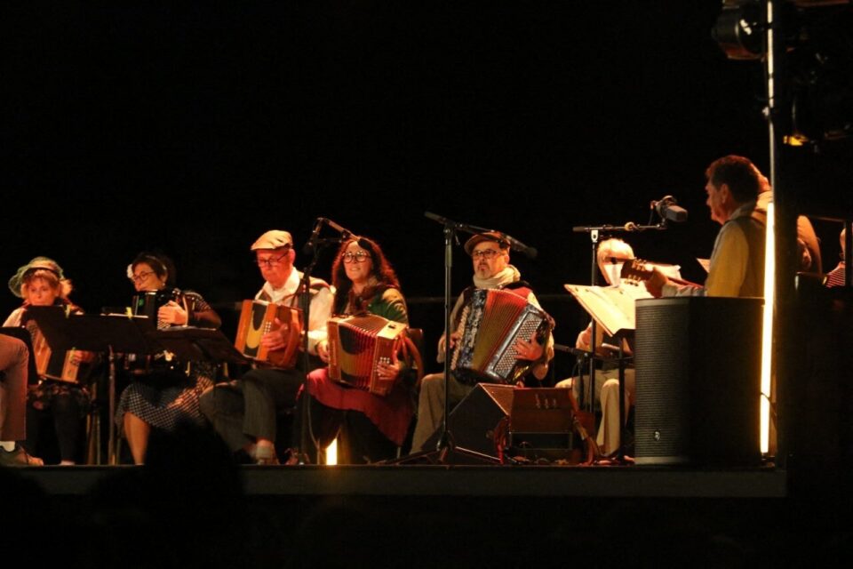 Sur l'esplanade de la Paix, on danse au son de l'accordéon, pour la parade du Millénaire de Caen (Calvados), vendredi 9 mai 2025.