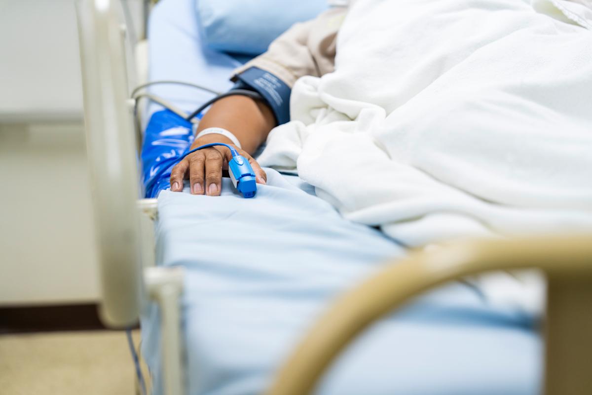 Il pense que son mal de dos est dû à l’âge, il souffre en réalité d’un cancer rare du sang