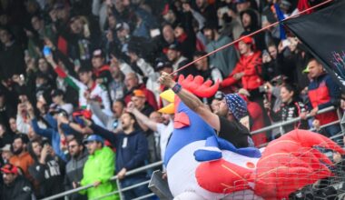 Des spectateurs dans les tribunes du GP de France moto après la victoire du Français Johann Zarco sur sa Honda le 11 mai 2025 au Mans en France (Loic VENANCE)