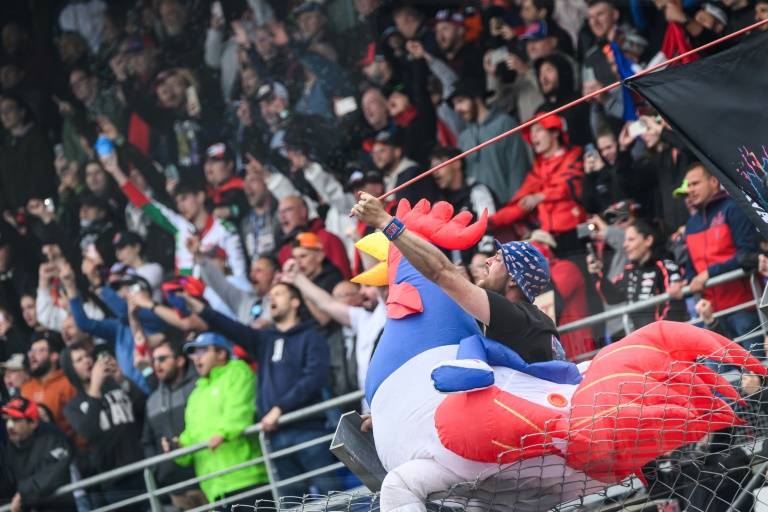 Des spectateurs dans les tribunes du GP de France moto après la victoire du Français Johann Zarco sur sa Honda le 11 mai 2025 au Mans en France (Loic VENANCE)