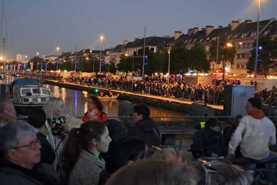 Sur le ,port, la foule attend déjà le spectacle final.