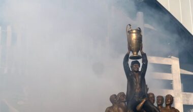 « Quand je la vois, j’ai des frissons », la statue de Tapie accueillie dans la joie devant le Vélodrome