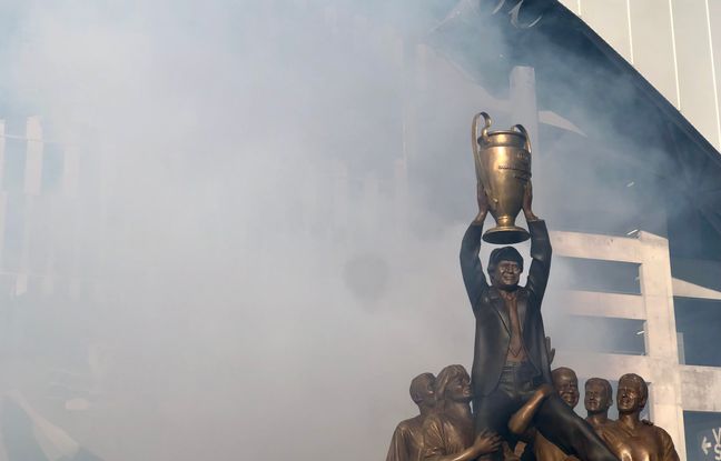« Quand je la vois, j’ai des frissons », la statue de Tapie accueillie dans la joie devant le Vélodrome