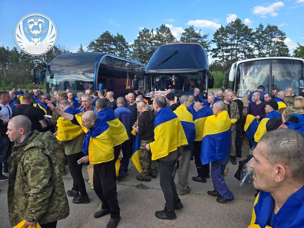La Russie et l'Ukraine commencent leur échange record de prisonniers, salué par Donald Trump