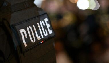 encerclés dans une banlieue sensible, des policiers font usage de grenades
