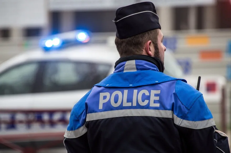 l'accident dégénère, un conducteur prend un coup de tournevis dans le mollet