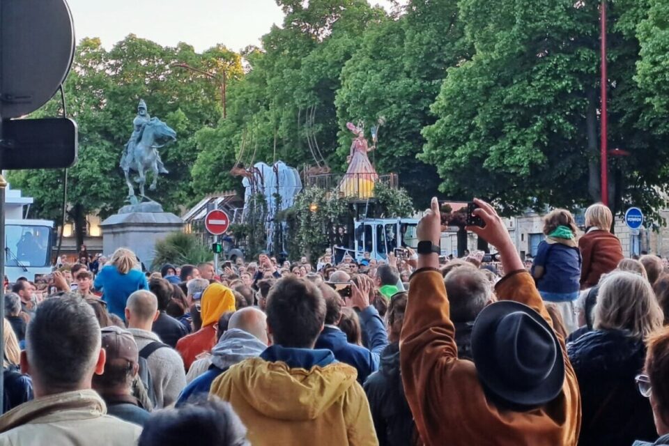 La foule, encore et encore. Cette fois sur les Fossés Saint-Julien.