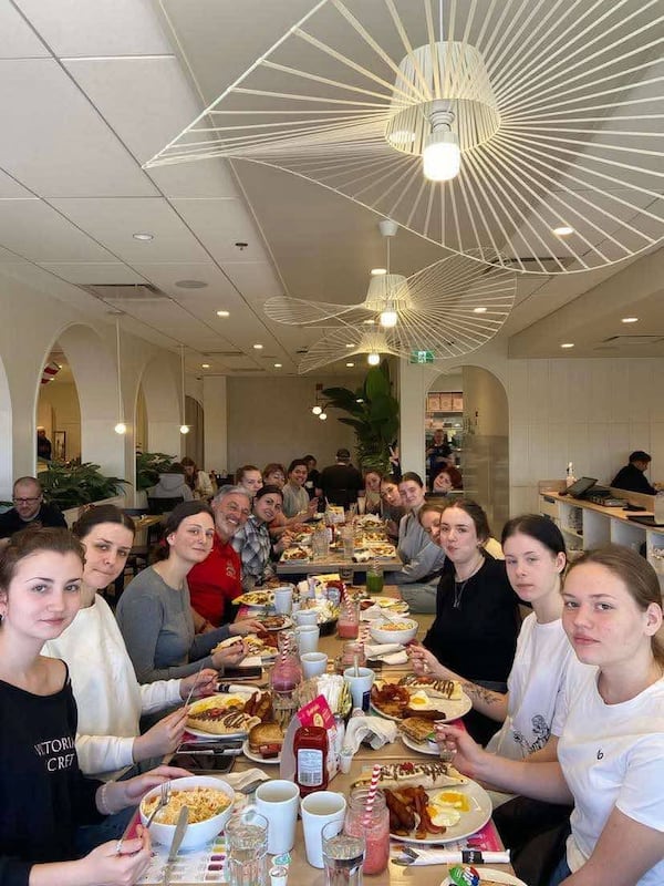La délégation ukrainienne a pu découvrir nos traditionnels déjeuners du dimanche à leur premier matin en sol québécois.