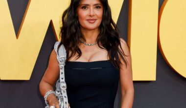 à presque 60 ans, elle exhibe ses atouts dans un bikini riquiqui