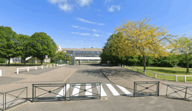 en Essonne, une professeur blessée par une porte lancée du 4e étage par des élèves