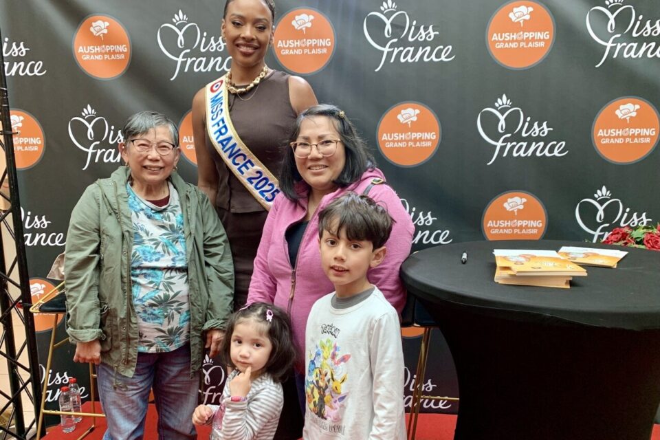 La file d'attente était importante pour rencontrer Miss France 2025. Romy, 3 ans, a obtenu sa première photo ce mercredi 21 mai 2025.
