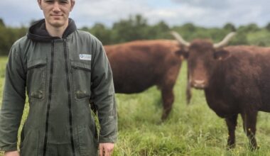 Fedir, jeune réfugié ayant fui l'Ukraine, découvre l'agriculture dans une ferme près de Sablé-sur-Sarthe