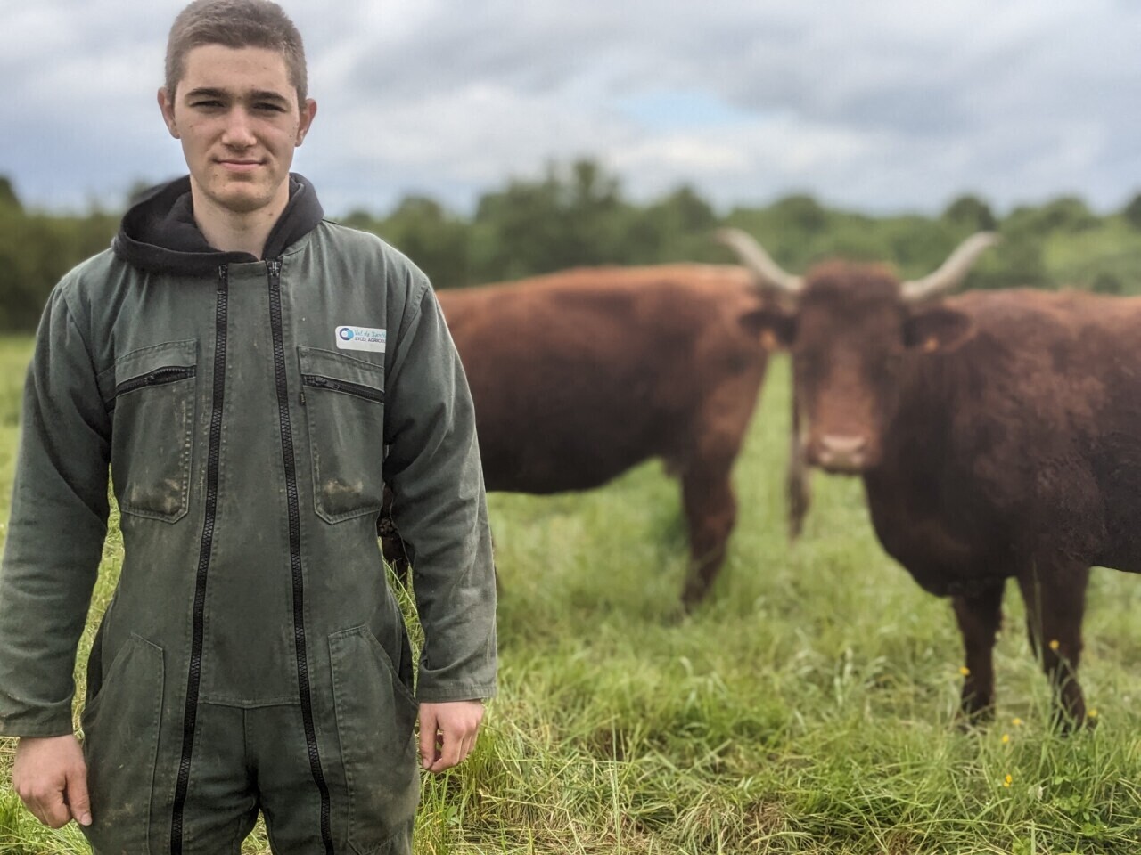 Fedir, jeune réfugié ayant fui l'Ukraine, découvre l'agriculture dans une ferme près de Sablé-sur-Sarthe