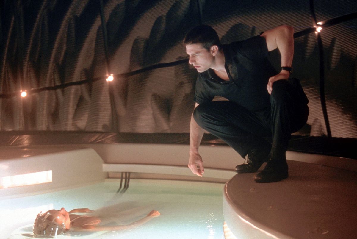 Scène du film ’Minority Report’ de 2002 avec Tom Cruise observant Samantha Morton, partiellement immergée dans un bassin d’eau.