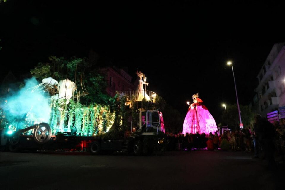 Dans la nuit, les couleurs de la parade du Millénaire de Caen (Calvados) lui donnent des airs encore plus opératiques.