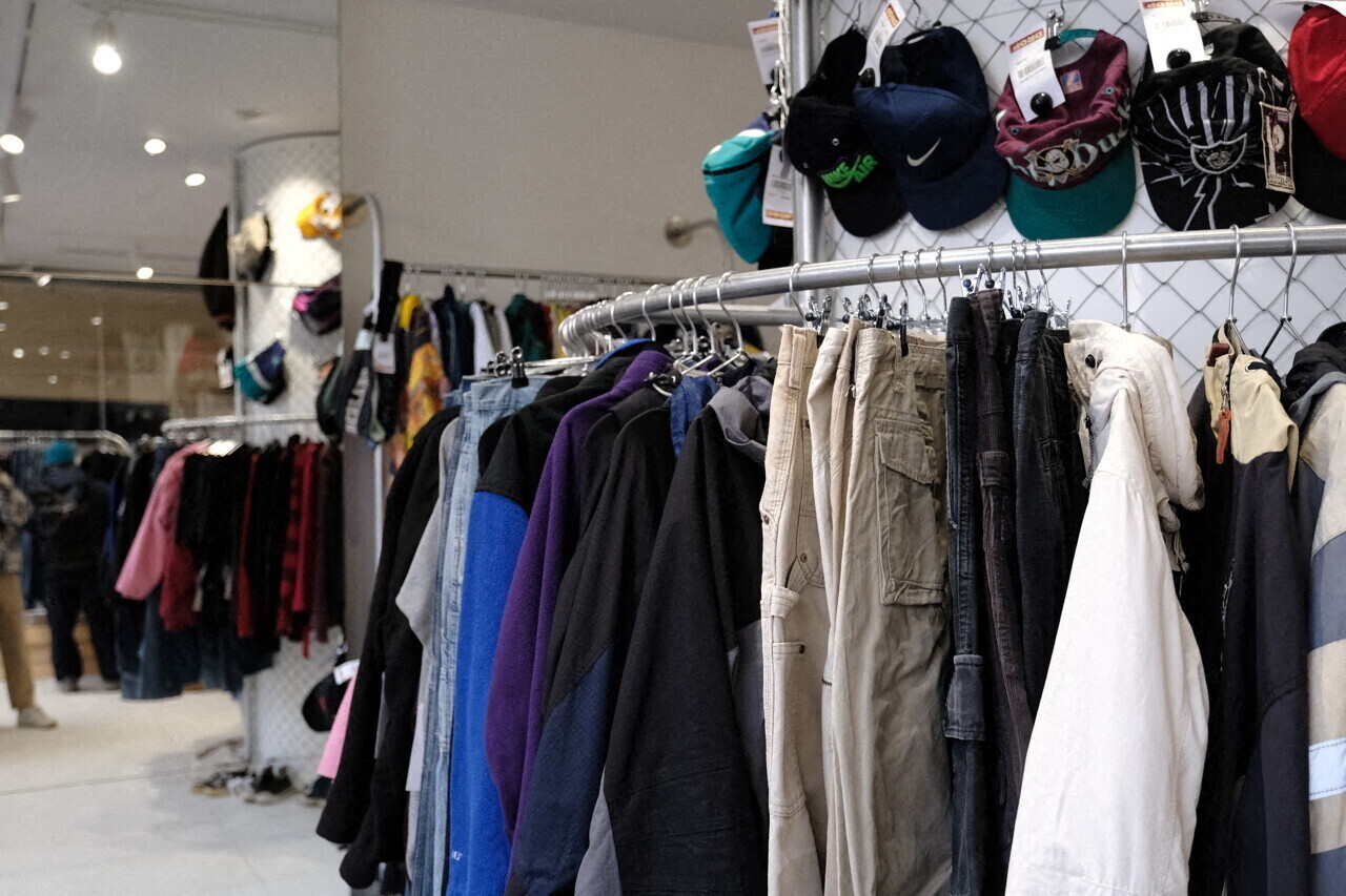 Lille. Tommy Hilfiger, Ralph Lauren, Levi’s… Cette friperie ferme et liquide tout à 1 €