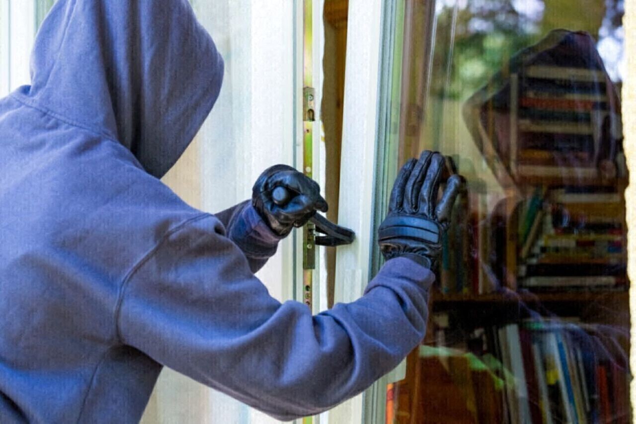 Surpris en train de cambrioler une maison près de Lille, il insulte et frappe quatre policiers