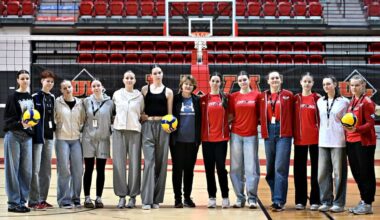 Une semaine de répit pour de jeunes ukrainiennes en visite à Québec pour un tournoi de volleyball