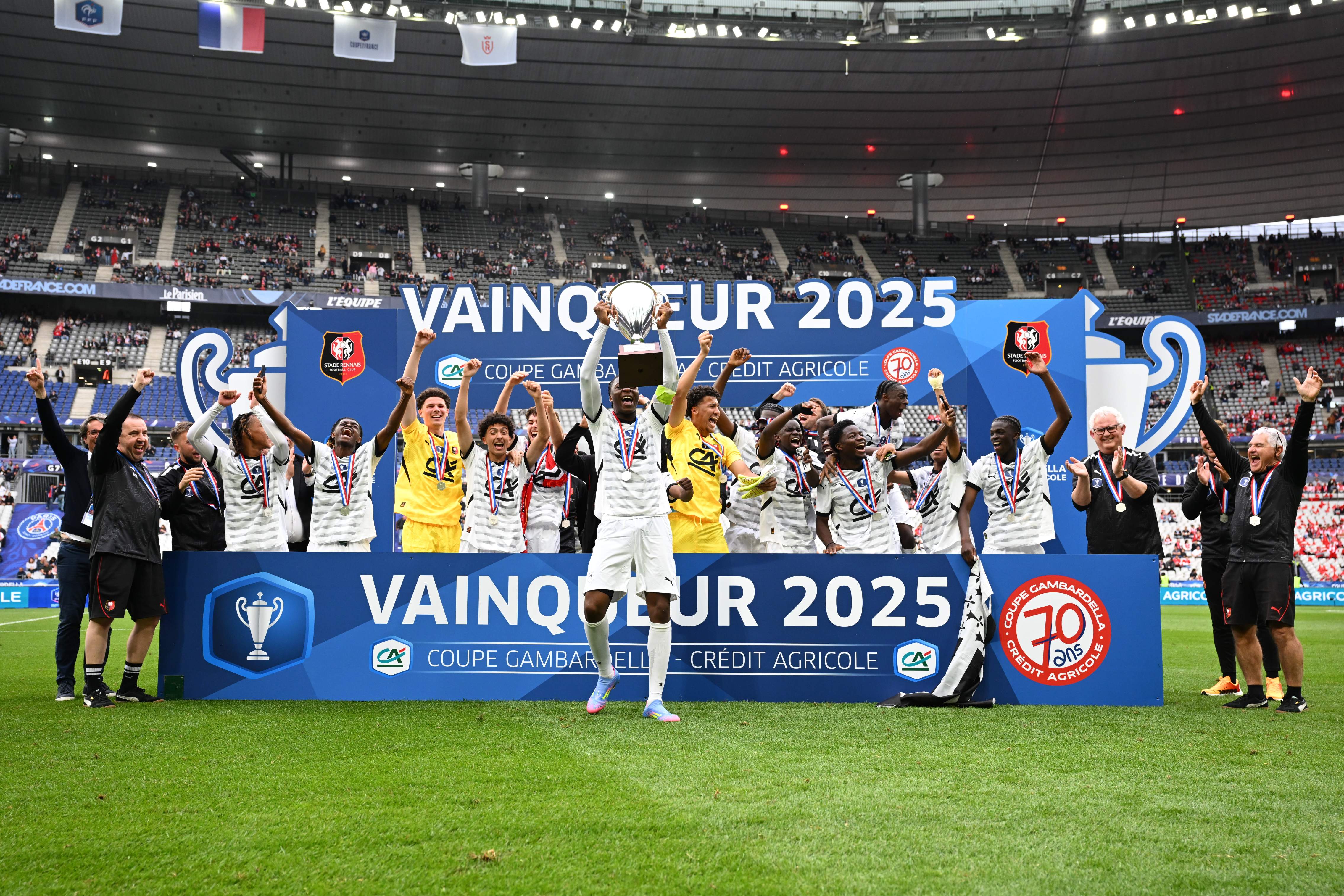 Photo / ICON SPORT Rennes soulève sa quatrième Gambardella