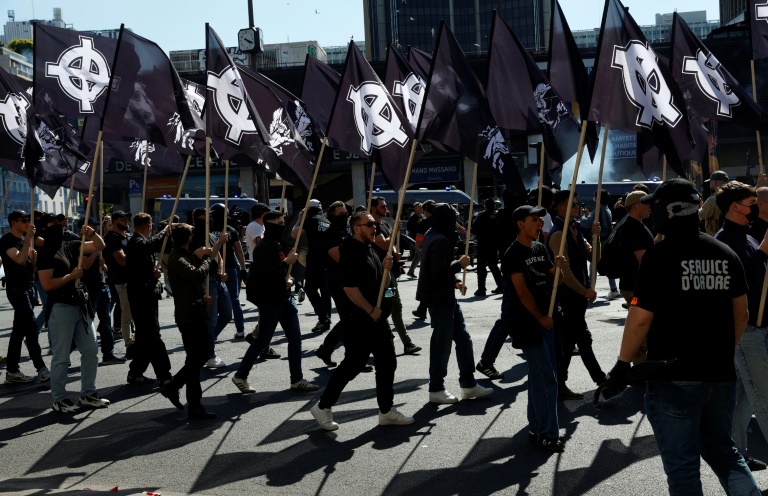 Plusieurs centaines Des militants d