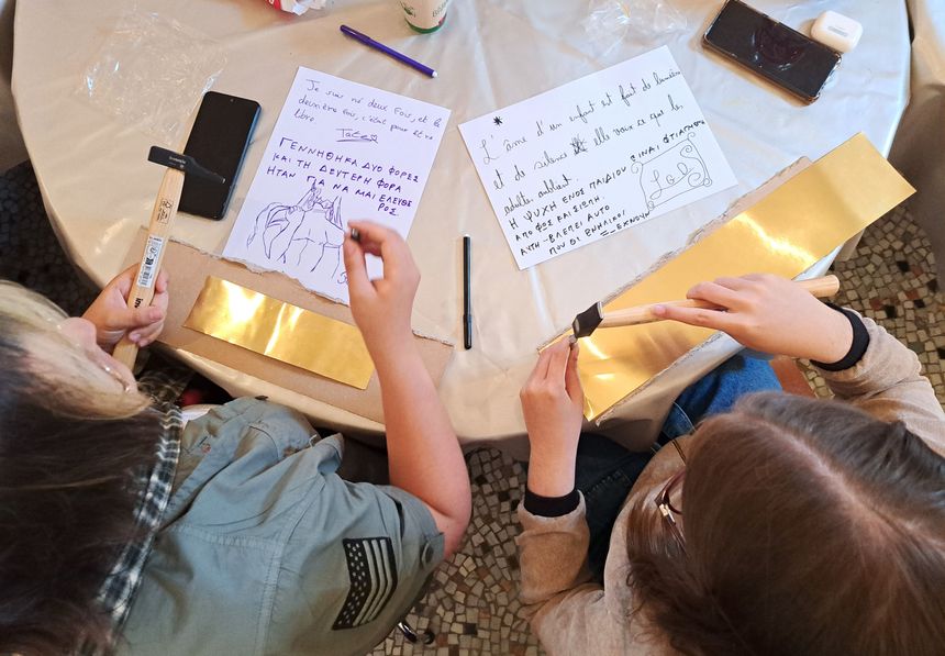 Deux jeunes à l'oeuvre. Leurs phrases à graver : "Je suis né deux fois, et la deuxième, c'était pour être libre". Et "L'âme d'un enfant est fait de lumière et de silence, elle voix ce que les adultes oublient."