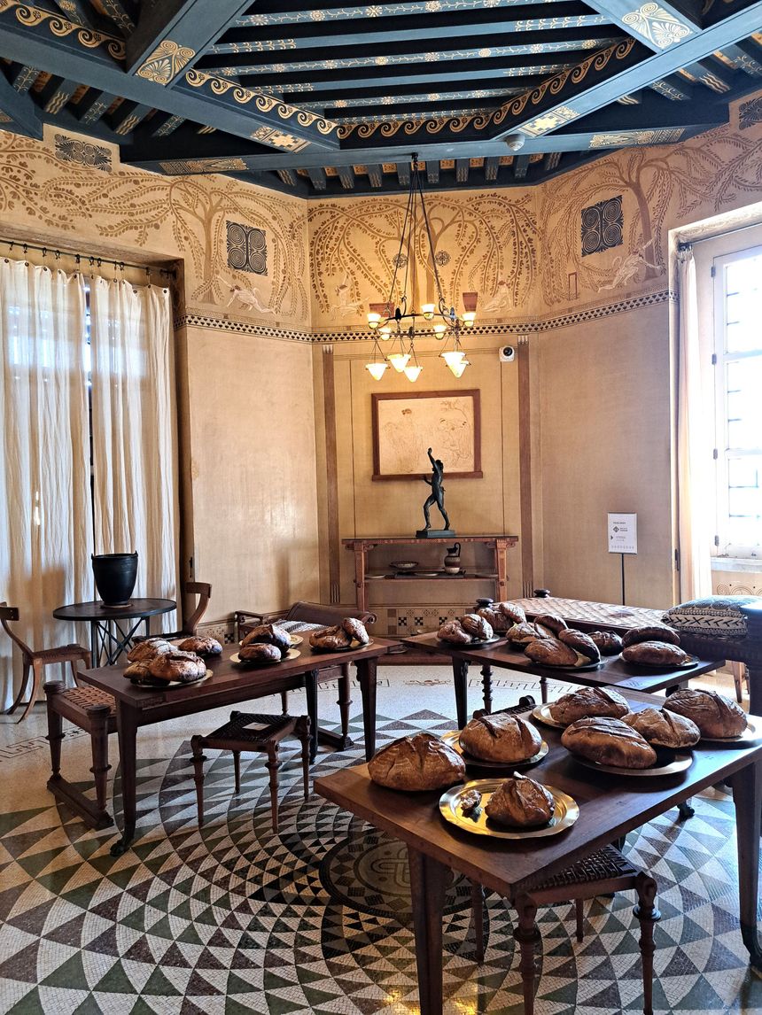 'Le banquet de l'exilé'. Oeuvre faite de pains et plats en laiton. Pains à base d'un levain créé à Athènes. 19 mai 2025