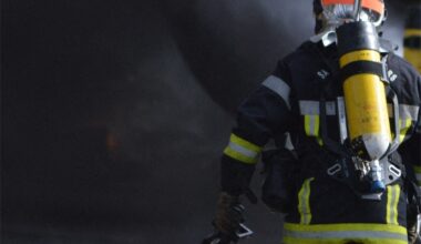 Nice. Une voiture hybride prend feu en pleine nuit, les flammes détruisent un chalet