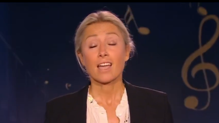 Anne-Sophie Lapix a régalé les téléspectateurs de France 2 avec un JT de 20h en chanson, ce jeudi 29 mai.