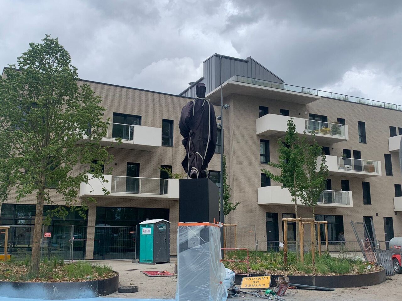 À l’entrée du Vieux-Lille, c’est quoi cette énigmatique statue aux allures de film d’horreur ?