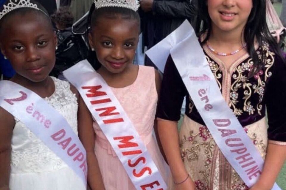 Aida mini miss Elbeuf et les deux dauphines du concours