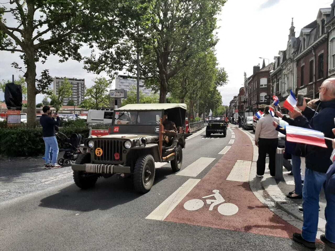 [VIDÉO] Grand défilé et expo de véhicules militaires pour les 80 ans de la Libération à La Madeleine