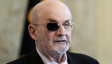 L’homme qui a tenté de tuer Salman Rushdie condamné à 25 ans de prison