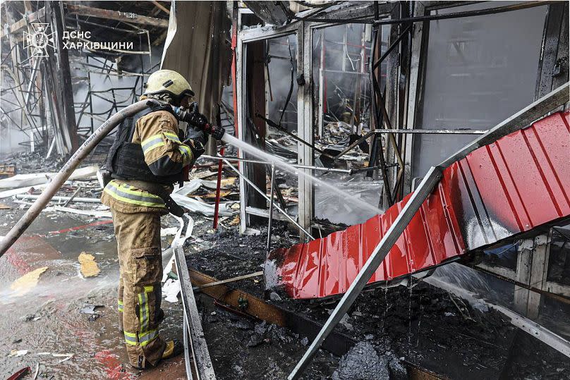 Des secouristes éteignent un incendie dans un bâtiment pris pour cible à Kharkiv, le 6 mai 2025.
