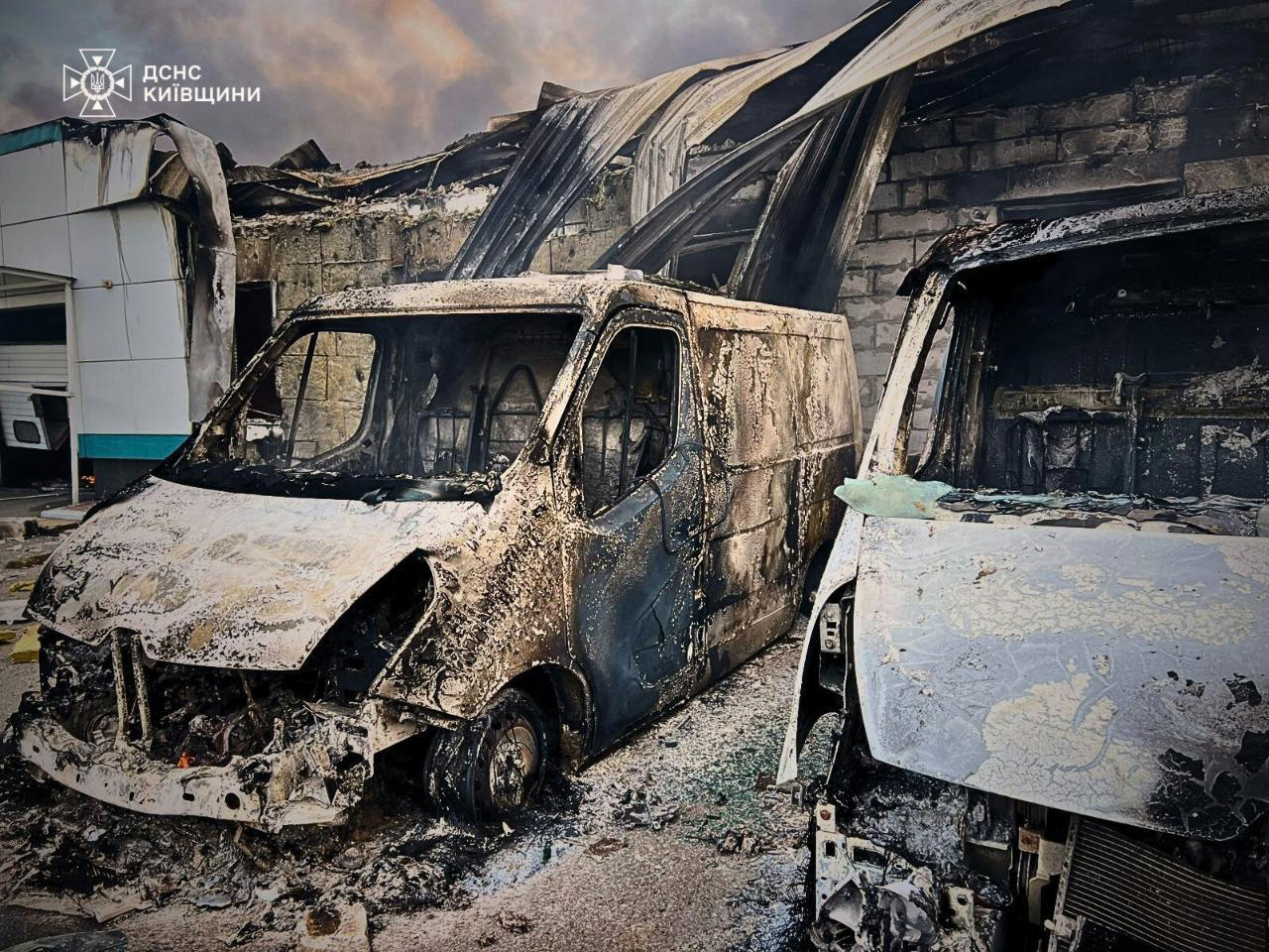 Véhicules brûlés stationnés près d’un bâtiment civil à la suite d’attaques de drones dans la région de Kyiv, Ukraine, le 18 mai 2025, au milieu de l’invasion russe. Véhicules brûlés stationnés près d’un bâtiment civil à la suite d’attaques de drones dans la région de Kyiv, Ukraine, le 18 mai 2025, au milieu de l’invasion russe.