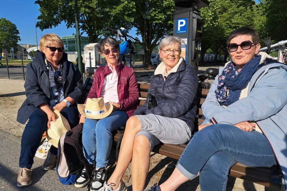Catherine, Yvette, Béatrice et Pascale partagent un banc devant le lycée Malherbe, lieu du départ de la parade.