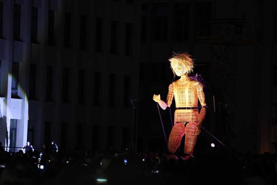 Pom', l'enfant sauvage, salue la foule à l'Université de Caen (Calvados), pour un grand moment de la parade du Millénaire.