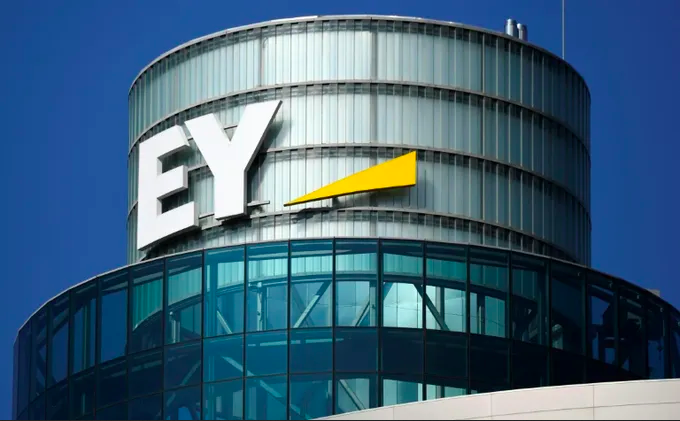 Logo du cabinet EY (Ernst & Young) à Madrid le 27 septembre 2018.