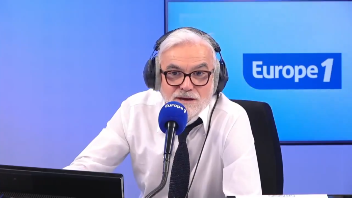 "De la poudre ou de la coke" : Pascal Praud vole au secours d’Emmanuel Macron après la gifle de Brigitte
