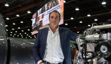 l’Italien Antonio Filosa, l’anti-Tavares, prend les commandes du constructeur automobile