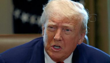 la photo de Trump en pape irrite politiques et religieux