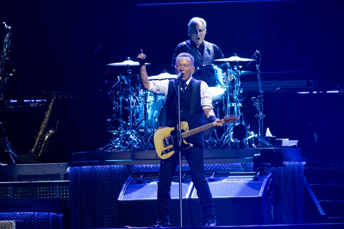 Bruce Springsteen électrise son public français et s’érige en héraut de la résistance à Trump